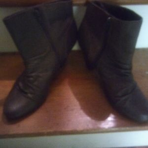 Genuine leather Brown gathered top ankle boots.